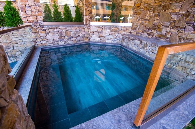 Bansko: Villa Victoria Thermal pool escape - Changing rooms and the restaurant, so you are not stuck figuring it out