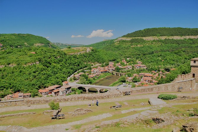 Veliko Tarnovo and Arbanassi Small-Group Day Trip from Sofia - Veliko Tarnovo: The Old Streets, Crafts, and Landmark Stops