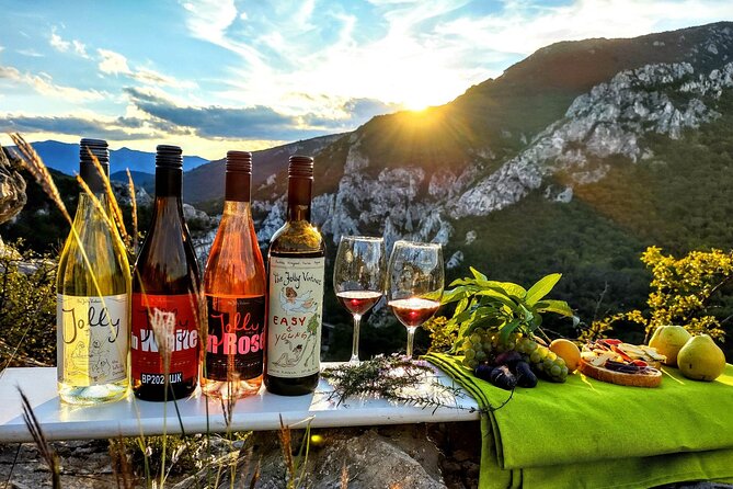 Wine trip with The Jolly Vintners near Sofia - Ritli rock formations by the river: where the tasting moment shines